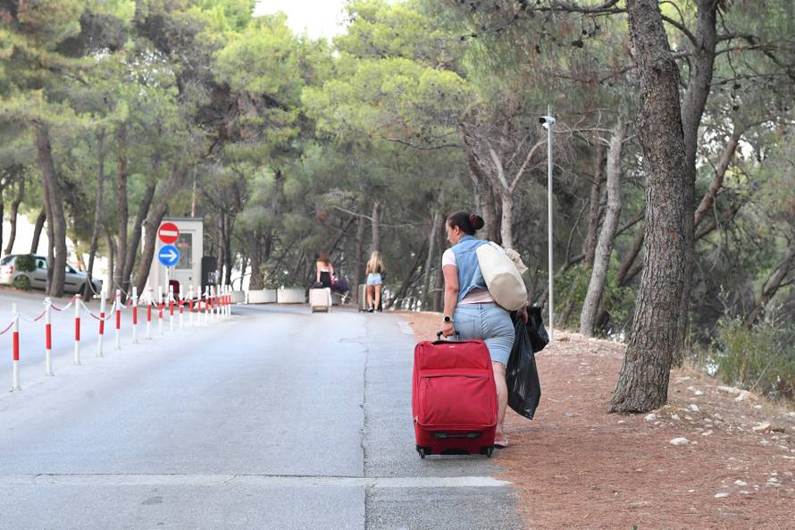 Seget Donji: Turisti napuštaju hotelsko naselje Medena zbog požara