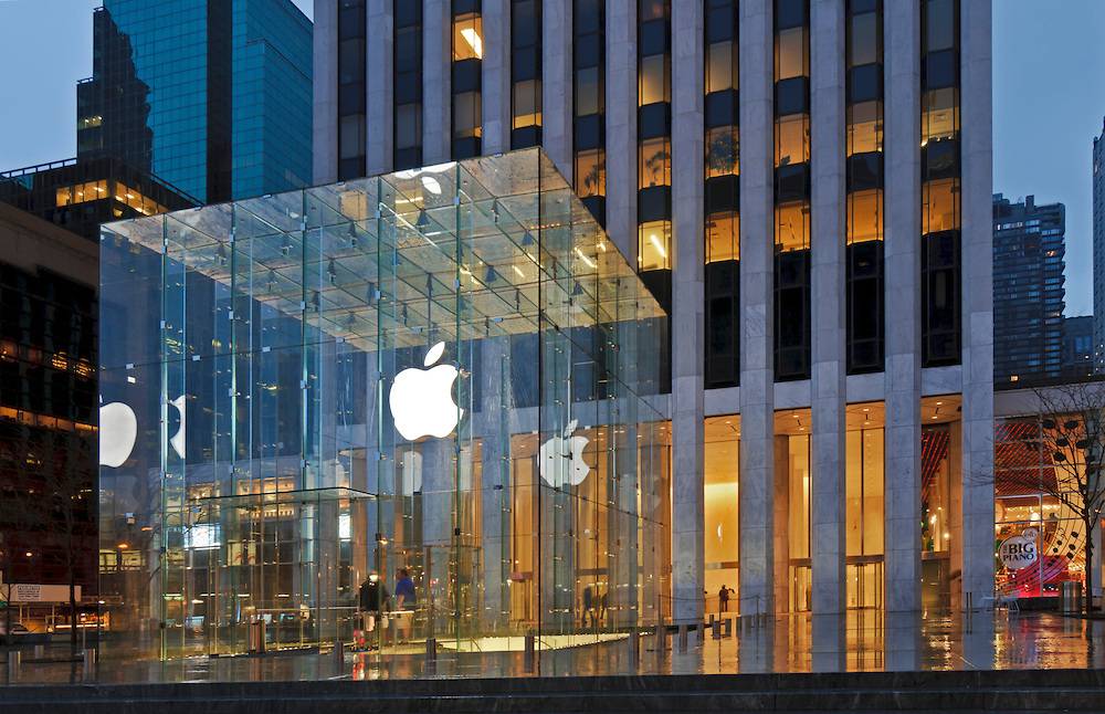 Apple Store, 767 Fifth Avenue GM Building, designed by Dan Shannon of Moed de Armas & Shannon, New York City, New York, rain, morning