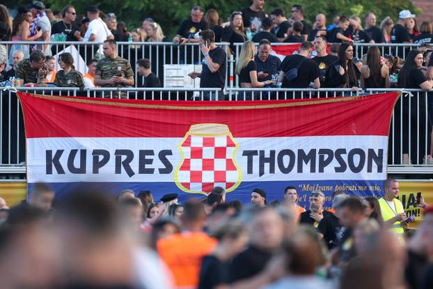 Sinj: Thompsonovi obožavatelji čekaju početak koncerta na hipodromu