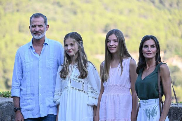 KINGS OF SPAIN AND INFANTAS POSED IN MALLORCA