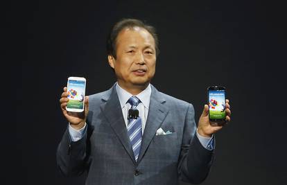 Samsung Galaxy S4 zna jezike i brži je, a prati i da li ga gledate