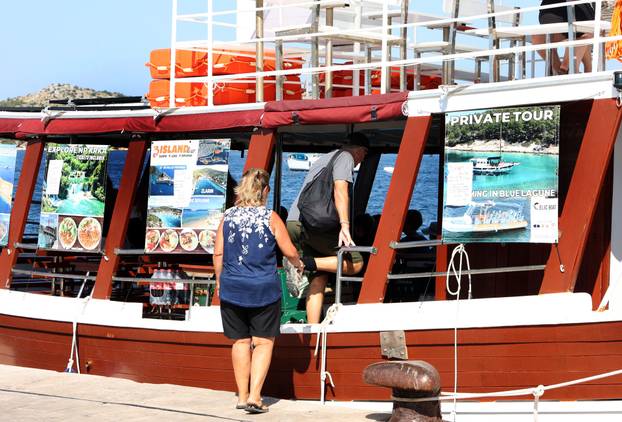 Šibenik: Izletni?ki brodovi puni turista razgledavaju naše ljepote.