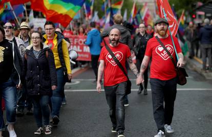 Tisuće ljudi u Belfastu izrazilo podršku istospolnim brakovima