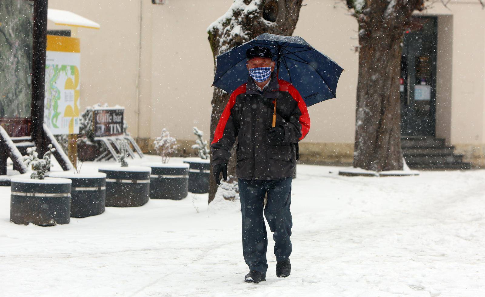 Slunj: Na slunjskom području od jutra napadalo nekoliko centimetara snijega