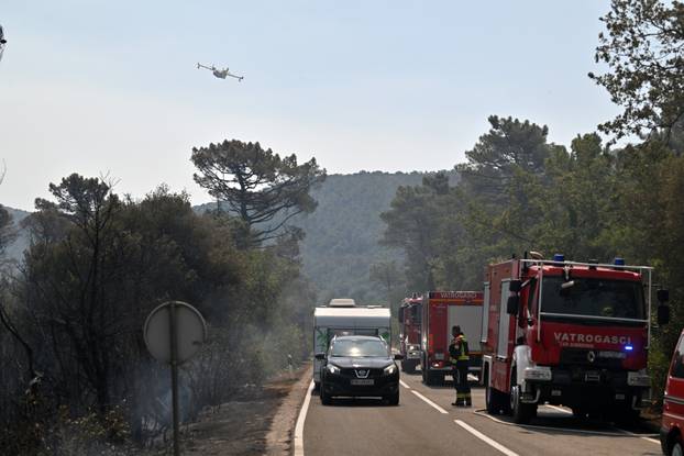 FOTO Kanaderi cijeli dan u akciji: Pogledajte kako gase požare diljem Dalmacije