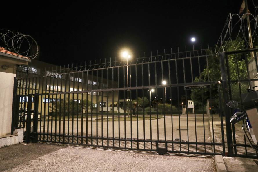 Izbio požar u splitskom zatvoru, deset zatvorenika prevezeno u bolnicu