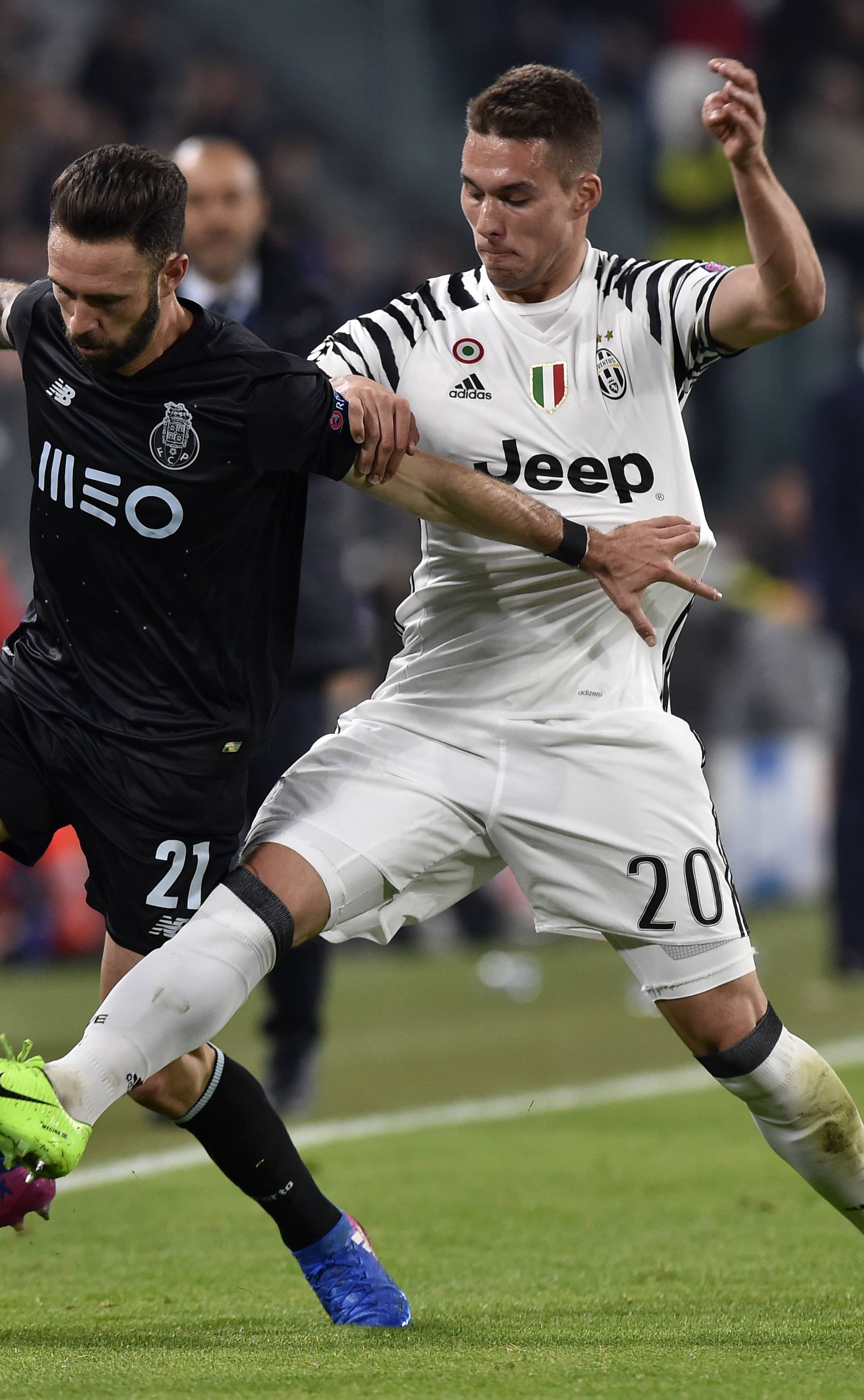 FC Porto's Miguel Layun in action with Juventus' Marko Pjaca