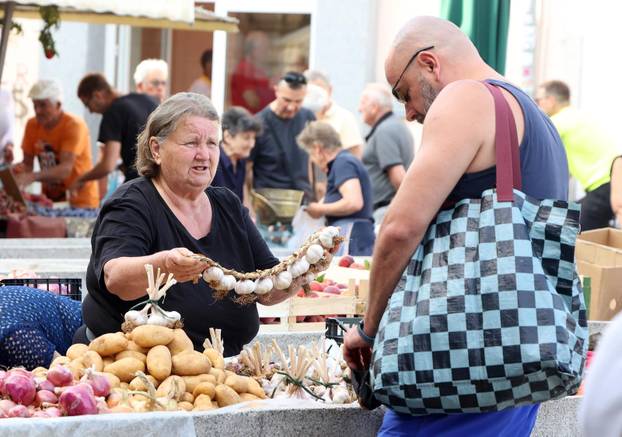 Šibenik: Ponuda voèa i povræa na šibenskoj tržnici