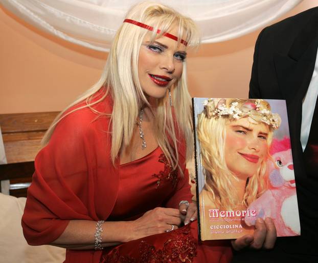 ARHIVA: Zvijezda pornografskih filmova, Ilona Staller Cicciolina, u Zagrebu predstavila svoju knjigu, 15.12.2005.