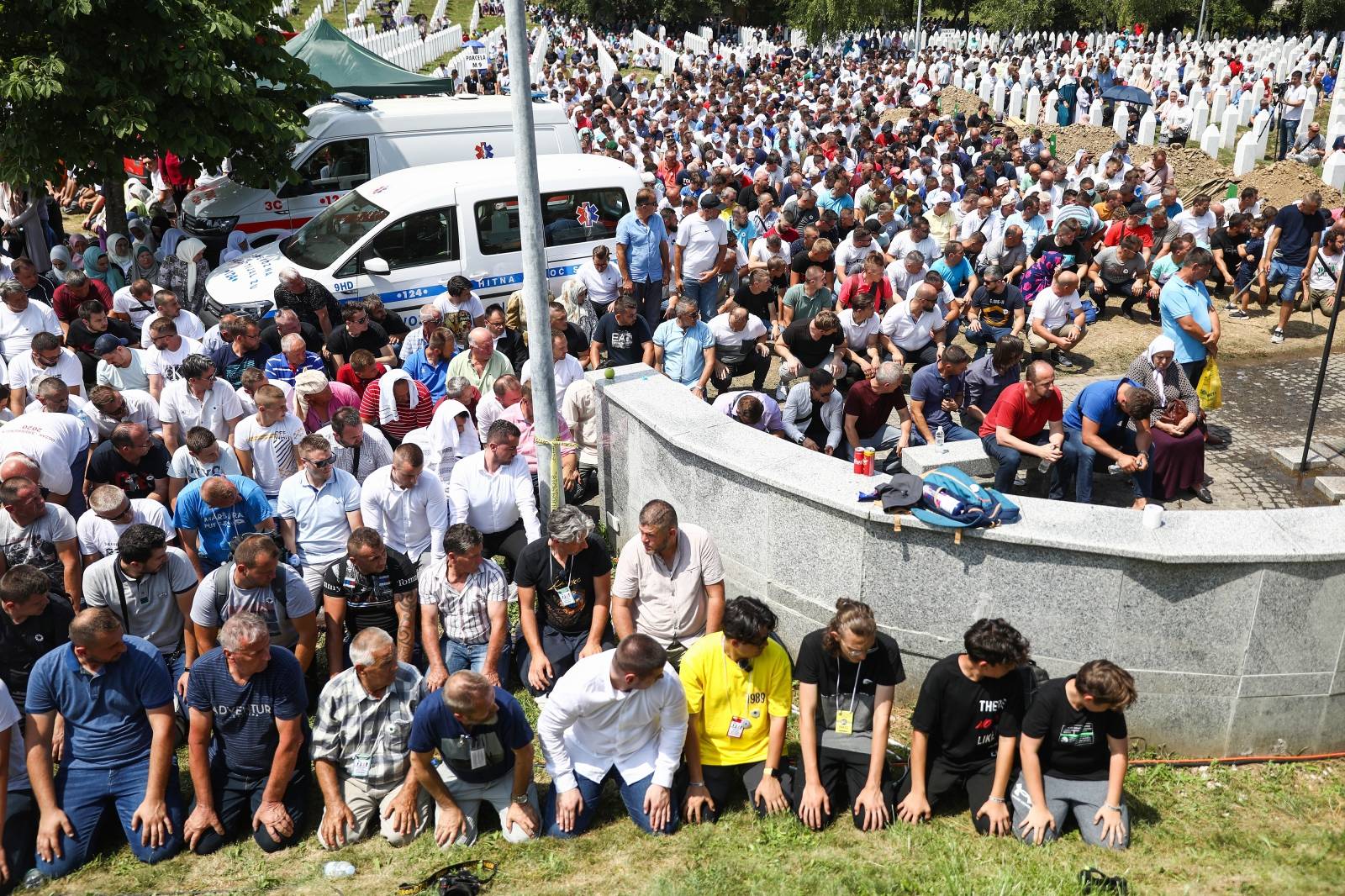 Dženaza i ukop 19 novoidentificiranih žrtava genocida u Srebrenici