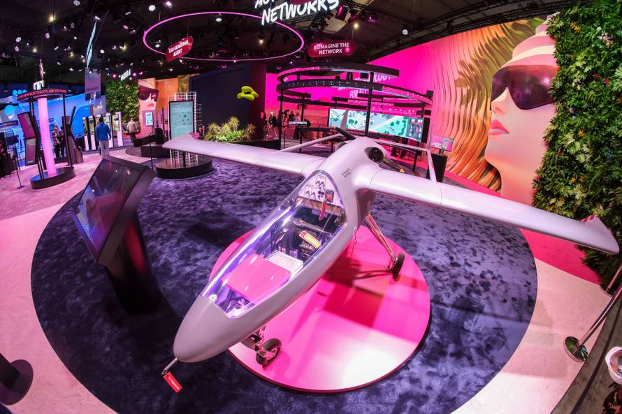 DT na MWC-u predstavio leteće bazne stanice i AI telefon,  preko satelita na Pixel poslali  SMS