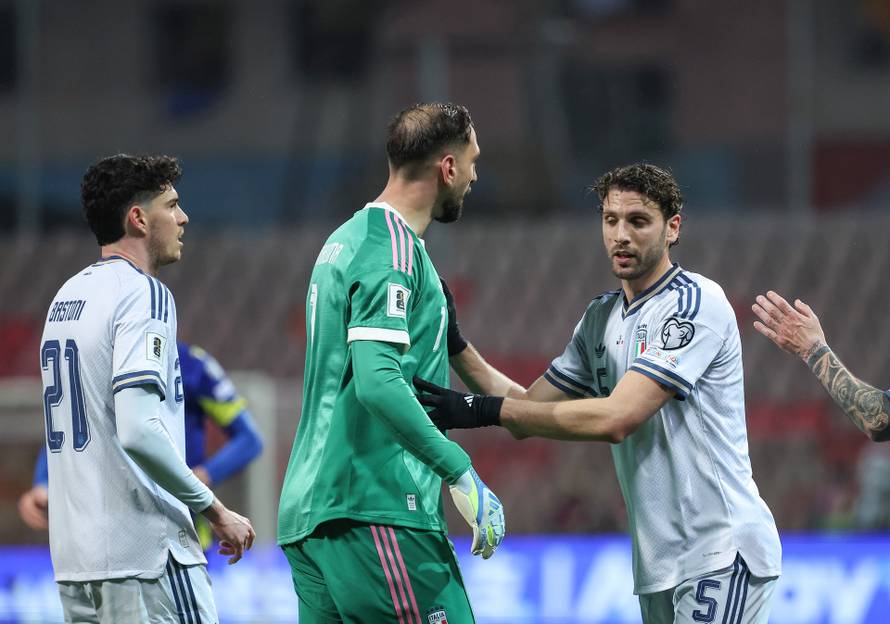 Zenica: Naguravanje igrača na terenu nakon što je Bastoni dobio crveni karton tijekom utakmice BiH - Italija