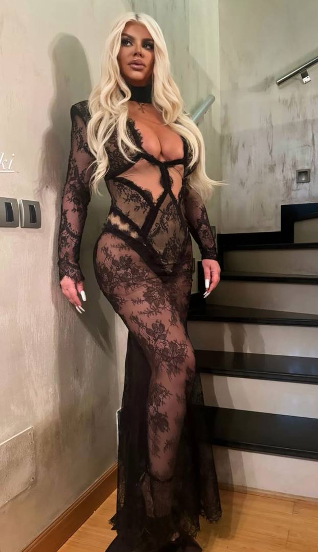 Vrući kadrovi srpske pjevačice: Ljetuje u Grčkoj, u Areni Zagreb dobila spermu od lososa za dar