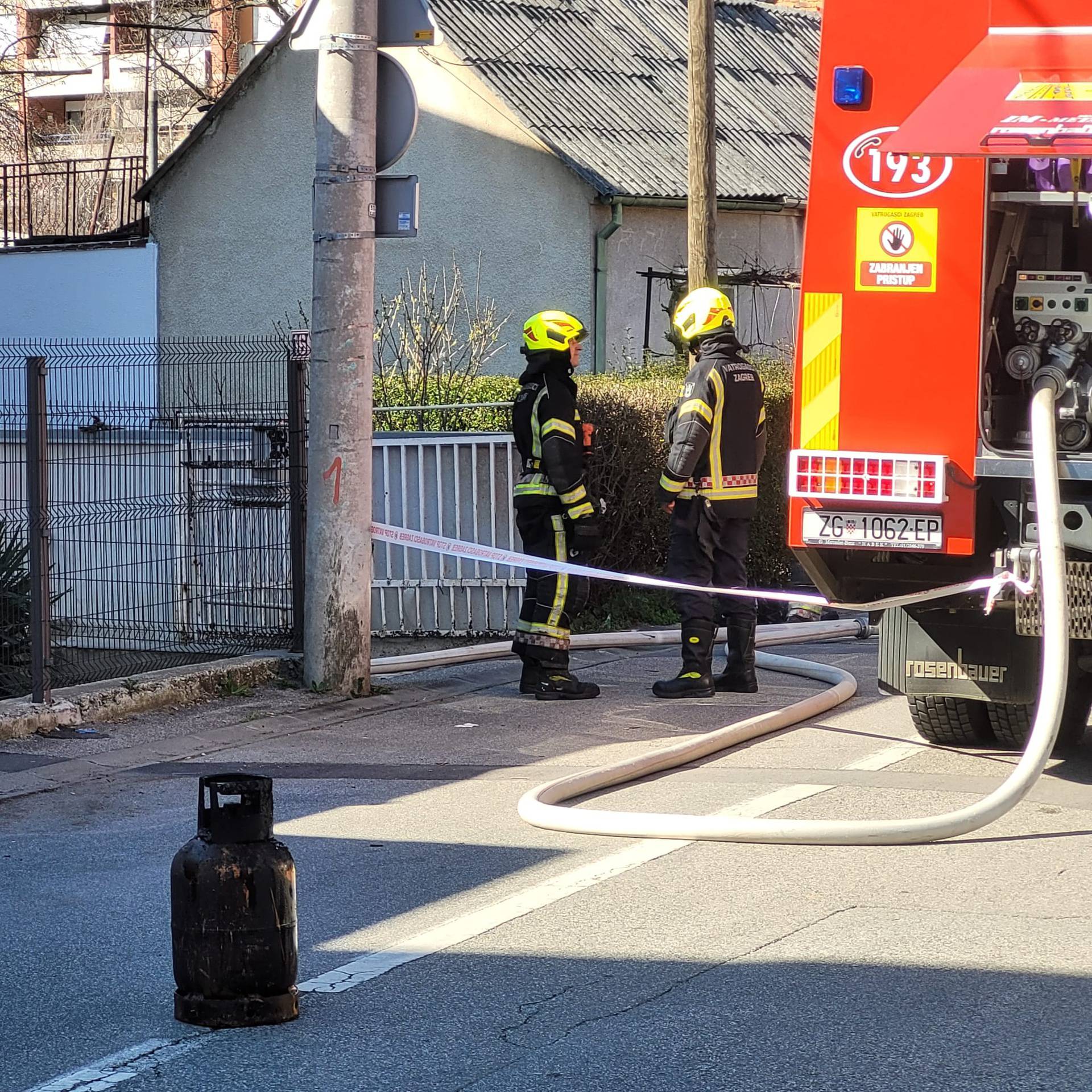 VIDEO Buktinja u Zagrebu: Na Ferenščici se zapalila garaža uz zgradu. U njoj bilo eksploziva?