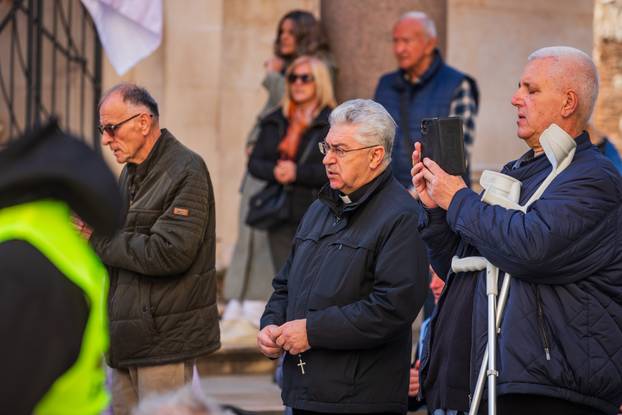 Split: Molitelji se okupili na Peristilu