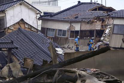 FOTO Pogledajte kako izgleda Japan dan nakon jakih potresa: Ruševine posvuda, izbili požari