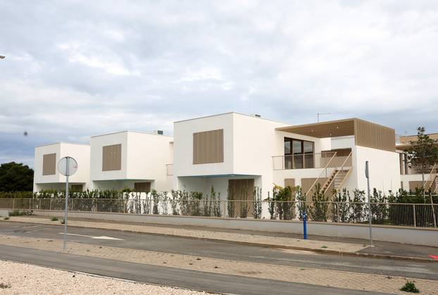 Šibenik: Novoizgrađene vile na plaži Rezalište u Brodarici