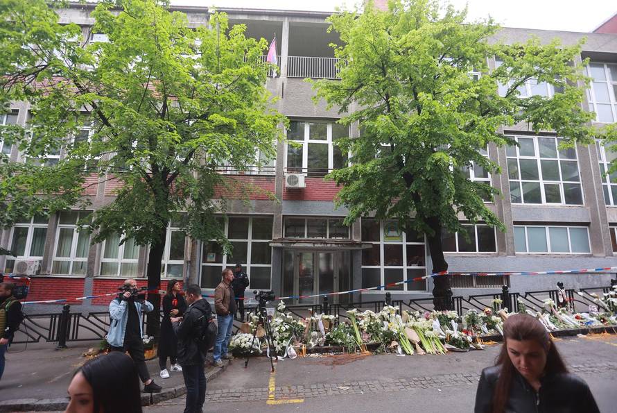 Beograd: Suze i zapaljene svijeće ispred škole gdje je ubijeno osam učenika i zaštitar