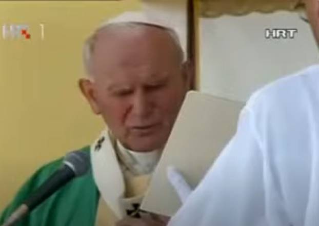 FOTO Na Hipodromu papu Ivana Pavla II dočekalo milijun ljudi:  Poljubio je hrvatsku zemlju...
