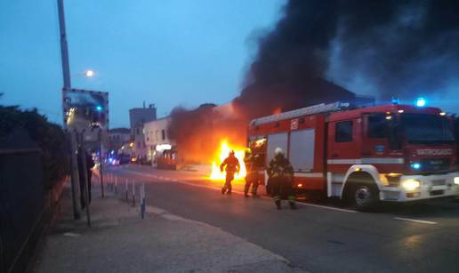 U Matuljima planuo Mercedes, vozačica (37) na vrijeme izašla