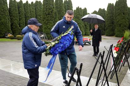 Vukovar: Delegacija Dinama položila vijenac kod spomenika na Memorijanom groblju