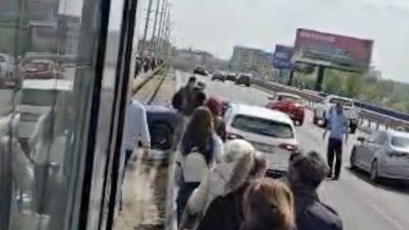 VIDEO Putnici izgurali auto na cestu: Završio na pruzi nakon sudara na Jadranskom mostu