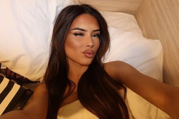 FOTO Tko je ova tajanstvena ljepotica? Društvene mreže gore zbog fotki u oskudnom bikiniju