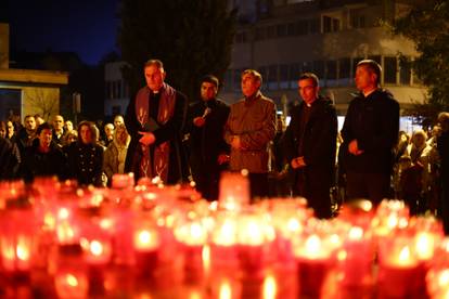 Mostar: Stanovnici zapalili svijeće i pomolili se za žrtve Vukovara i Škabrnje