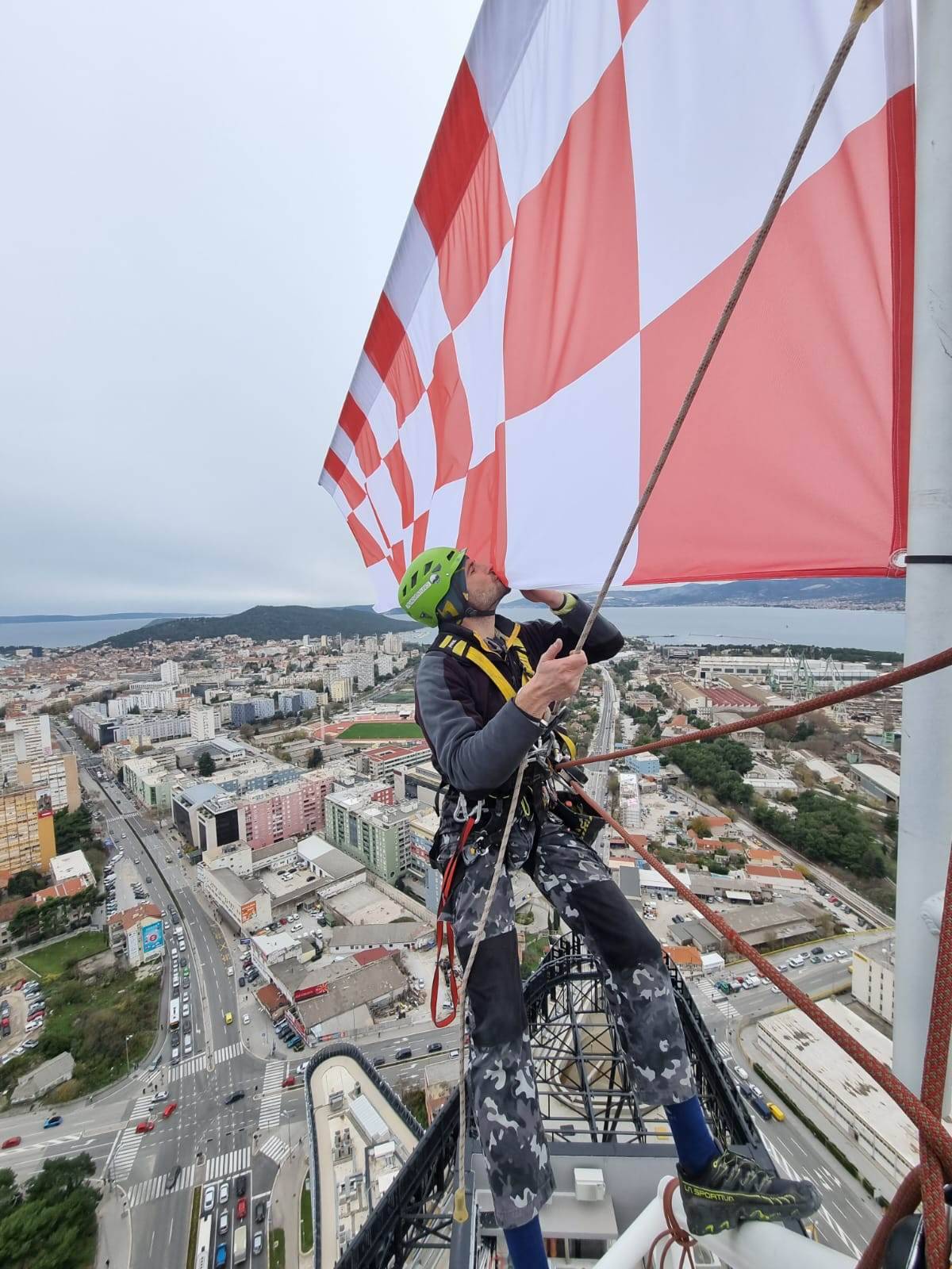 Zastava se vijori s najvišeg  nebodera u Lijepoj našoj