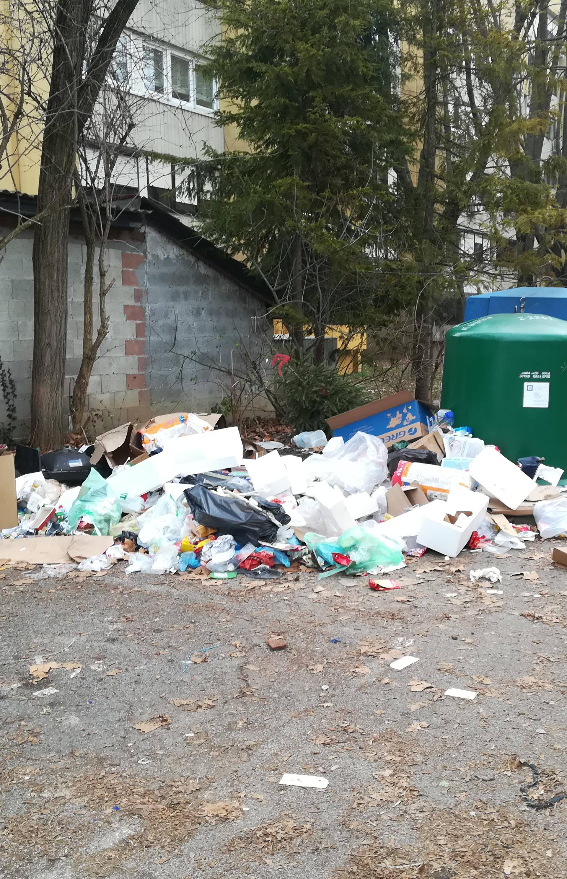 Nered u Zagrebu: Plaćamo da netko preuzme plastični otpad