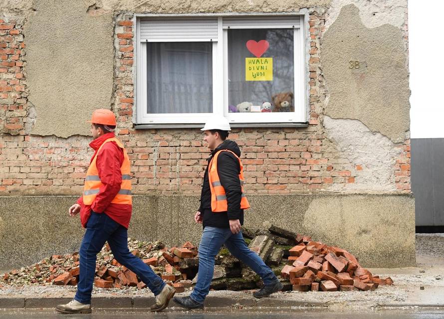 Petrinja: Poruka zahvale na prozoru obiteljske kuće