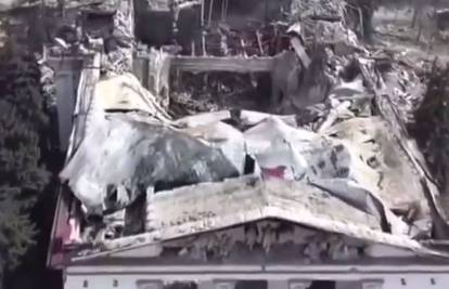 Ukrajina objavila snimku: Vidi se kako su Rusi bombardirali kazalište na kojem piše 'djeca'