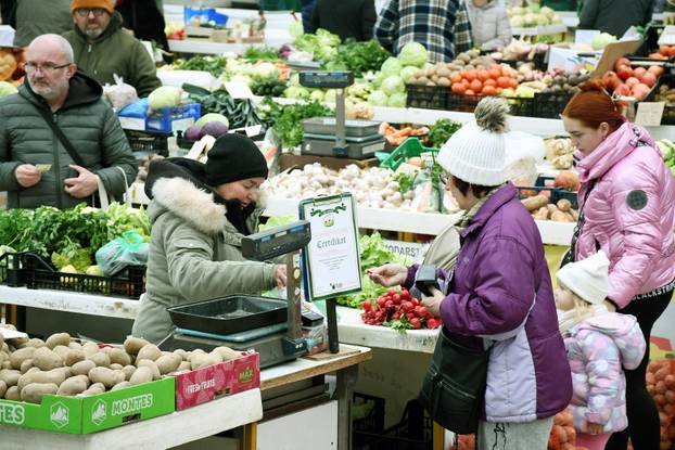 Bogata ponuda na gradskoj tržnici u Sisku