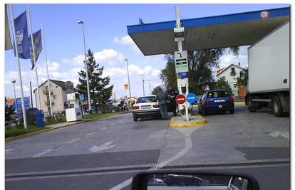 Policajci bahato preko reda do benzina na pumpi