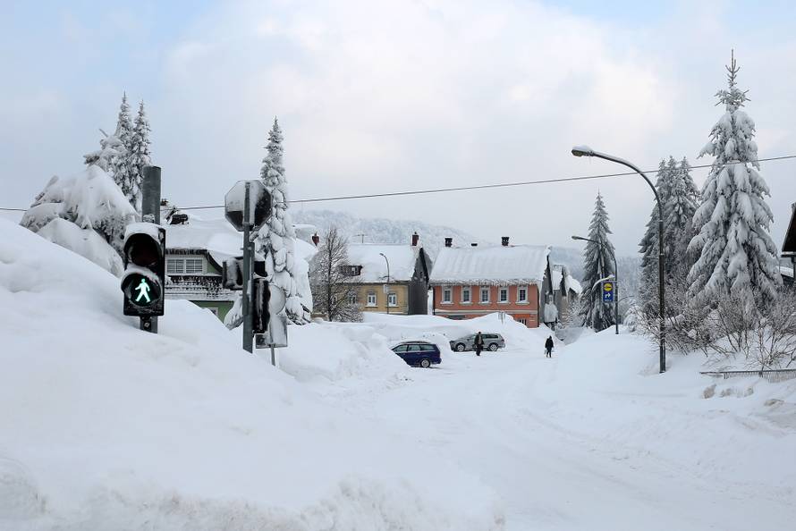 Zameteni u Delnicama: Nanosi snijega do balkona na 1. katu!