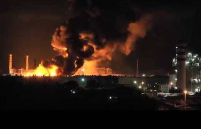 Još suklja dim: Ugasili veliki požar u rafineriji na jugu Italije