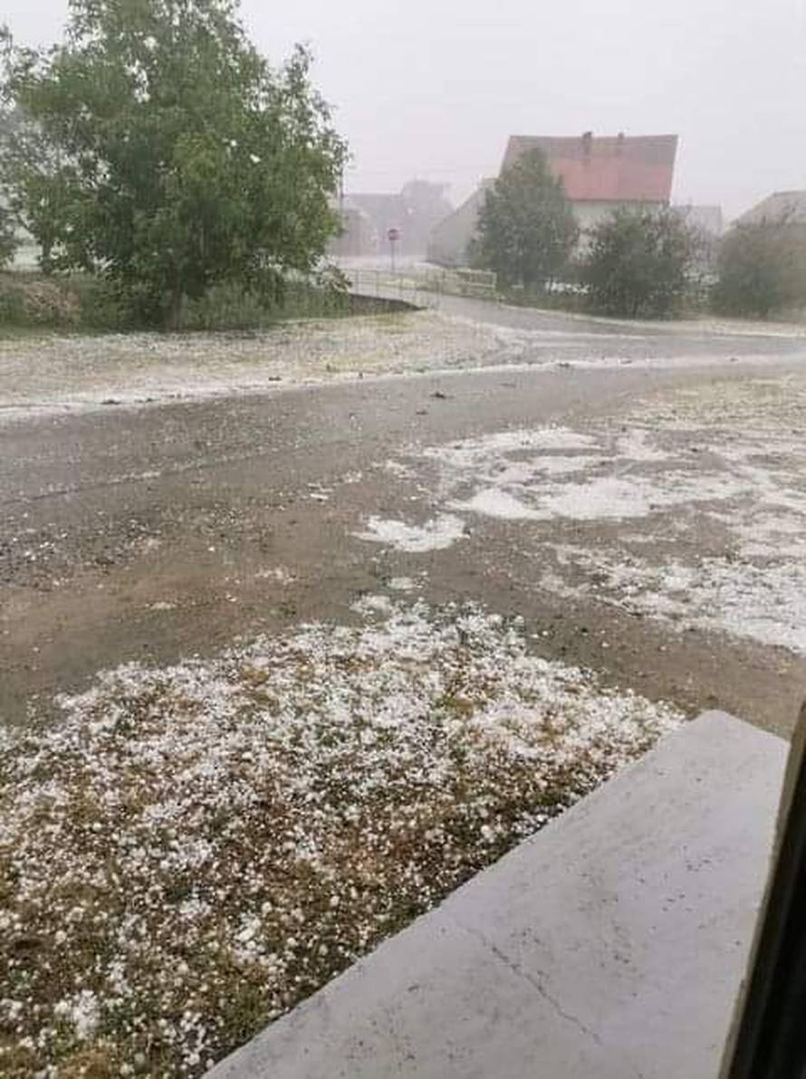 Vjetar nosio crjepove, tuča je oštetila automobile: 'Čula se kao pucnjevi, prestrašili smo se'