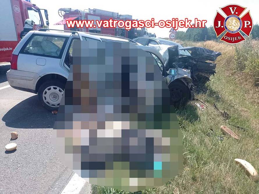 Užas! Uznemirujuće fotografije: Čovjek poginuo na licu mjesta, a auto se od siline skroz smrskao