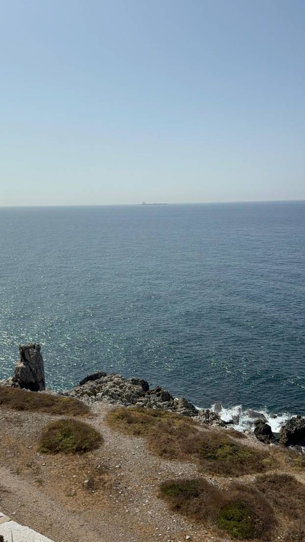 FOTO Majmuni su nam skakali po glavama na Gibraltaru i jeli iz ruke. Mame su pokazale zube