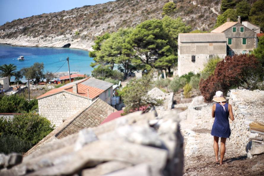 Biševo ima 11 stanovnika. Jedan od njih besplatno ugošćuje ljude na otoku. Bili smo i mi, super je!