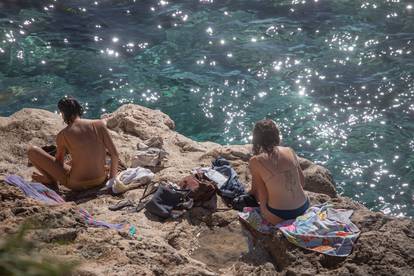 Fotogalerija s hrvatskih plaža: Diljem obale i dalje se kupaju