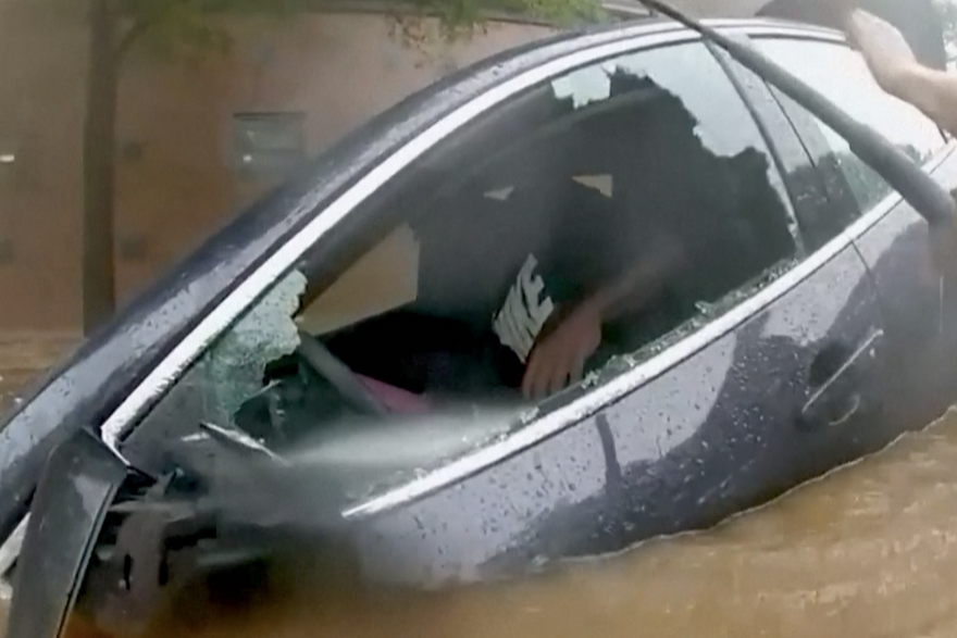 Dramatično spašavanje u Atlanti: Izvukli su vozača zapelog u poplavljenoj ulici