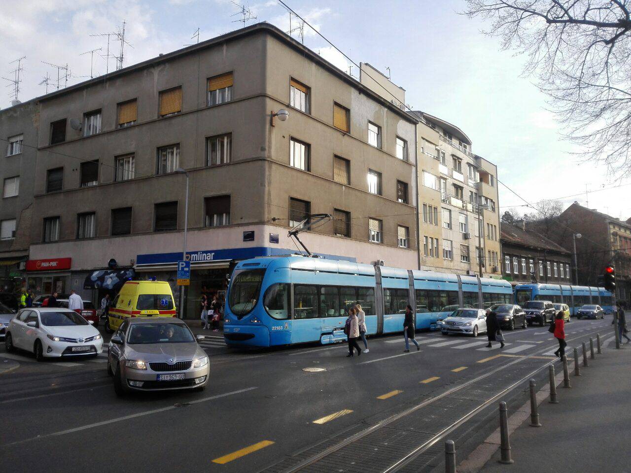 Tramvaj udario Mini Coopera, vozačicu odvezla Hitna pomoć