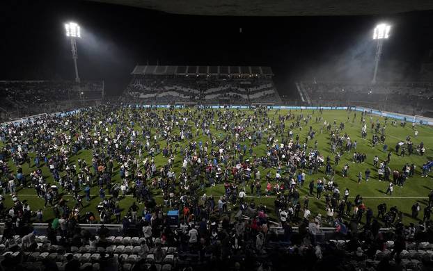 Argentinian league match suspended due to incidents outside the stadium