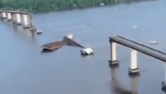 Brod se zabio u most: Auti su pali u vodu, ima nestalih ljudi