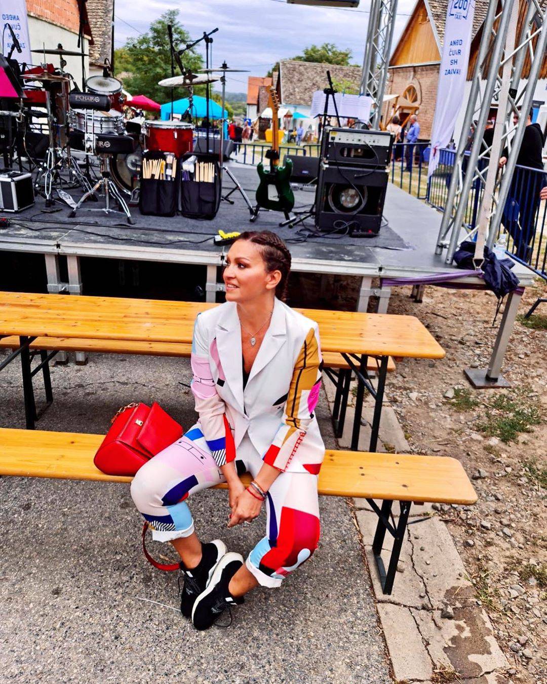 Nakon tri mjeseca Hvara, Nina Badrić pjevala na festivalu vina