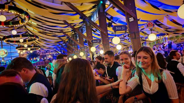 FOTO 24sata na Oktoberfestu:  Evo koliko košta krigla pive!