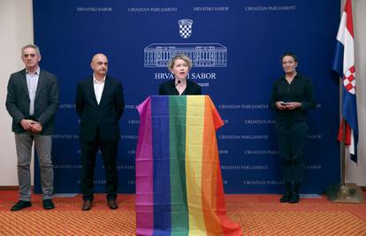 'Dajte i gay parovima pravo na udomljavanje, posvajanje, kao i na potpomognutu oplodnju'