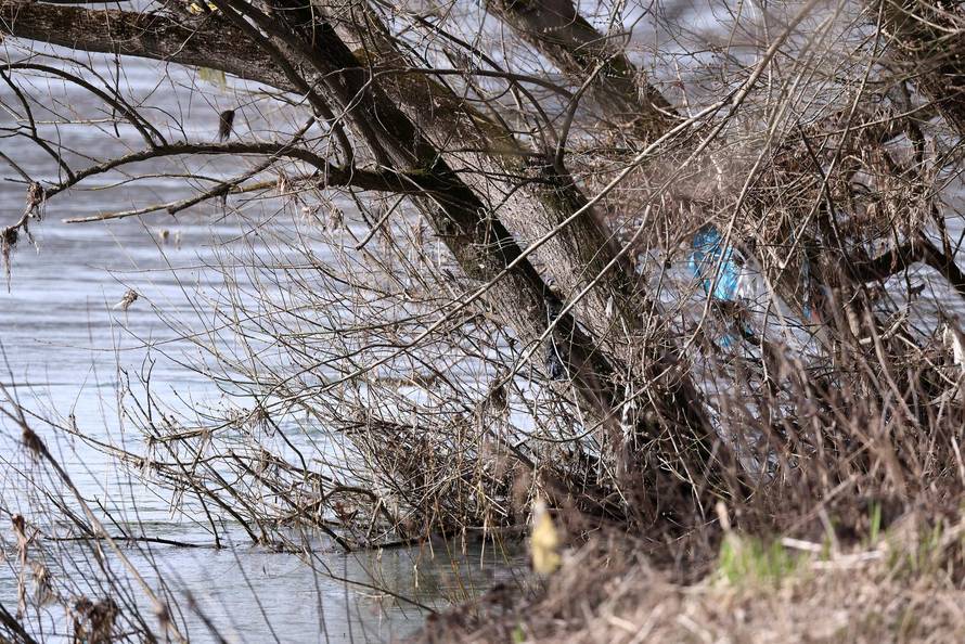 Hrvatska Kostajnica: Pri prevrtanju čamca u Rijeci Uni jedna je osoba poginula