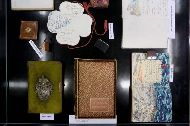 Rijeka: Izložba Muzeja spomenara pod nazivom "Tko se voli taj si piše"